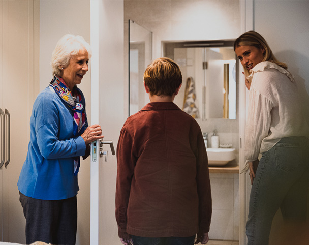 Family showing an apartment